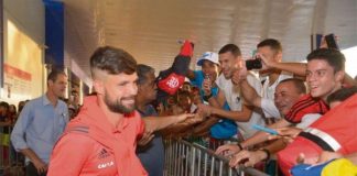 Flamengo chega em Vitória nesta terça para duelo contra o Paraná, no Klebão