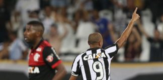 Roger marca duas vezes e Botafogo bate o Flamengo em clássico carioca