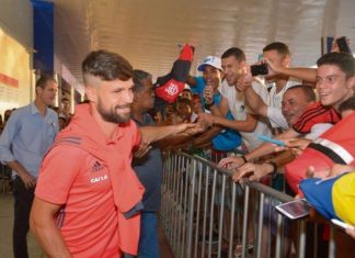 Flamengo chega em Vitória nesta terça para duelo contra o Paraná, no Klebão