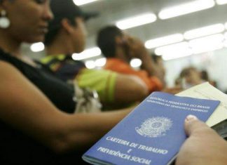 Desemprego cai, mas 282 mil continuam sem carteira assinada no ES