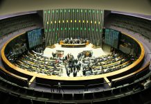 Câmara aprova projeto que autoriza estados, municípios e setor privado a comprar vacinas