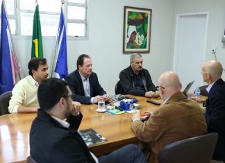 Grupo Coca-Cola discute o fortalecimento da fruticultura com prefeito de Linhares