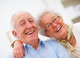 Idosos podem receber R$ 937 por mês mesmo sem contribuir ao INSS