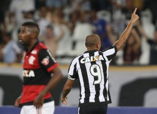 Roger marca duas vezes e Botafogo bate o Flamengo em clássico carioca