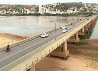 Nível baixo do Rio Doce dificulta captação de água em Colatina, ES