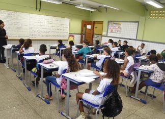 Concurso para professores e pedagogos com 1.025 vagas será aberto no ES