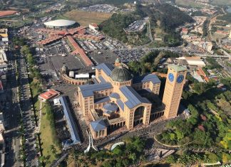 Católicos celebram 300 anos de fé na Padroeira na basílica em Aparecida, SP