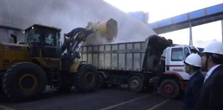 Farelo para alimentação de aves e suínos é liberado e começa a ser transportado no Estado