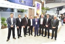 Governador e prefeito de Linhares visitam estande de montadora que irá para o município