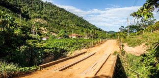 Produtores de São Rafael, em Linhares, ganham ponte recuperada para a colheita do café