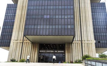Inflação alta justifica manutenção de juros, defendem economistas sobre postura do BC