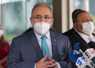 Todos acima de 18 anos devem receber 1ª dose até setembro, diz Queiroga