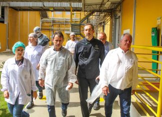 Prefeito de Linhares visita indústria de chocolates da Cacau Show no município