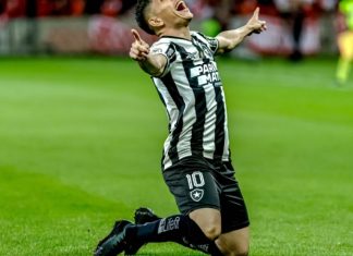 Botafogo vence Inter, coloca mão na taça e decide título em casa diante do São Paulo