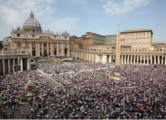 Vaticano convoca orações noturnas pela saúde do Papa Francisco na Praça de São Pedro