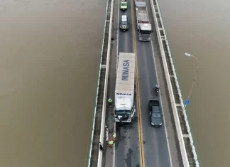 Acidente entre dois caminhões trava ponte na BR 101 em Linhares