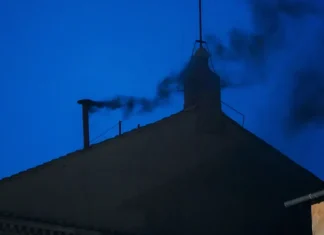 Fumaça preta sobe no Vaticano e conclave pela escolha de novo papa continua