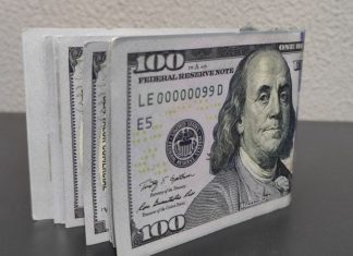 Dólar fecha em leve alta na contramão do exterior; Ibovespa cai sob o peso de Petrobras