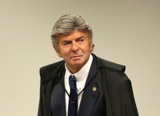 Fux vota para absolver Bolsonaro de todos os crimes