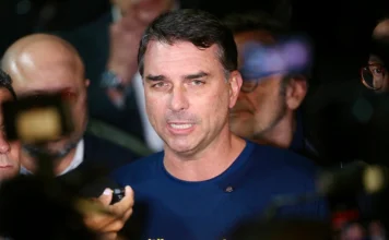 Moraes proíbe Flávio de visitar Bolsonaro por 90 dias após leitura de carta