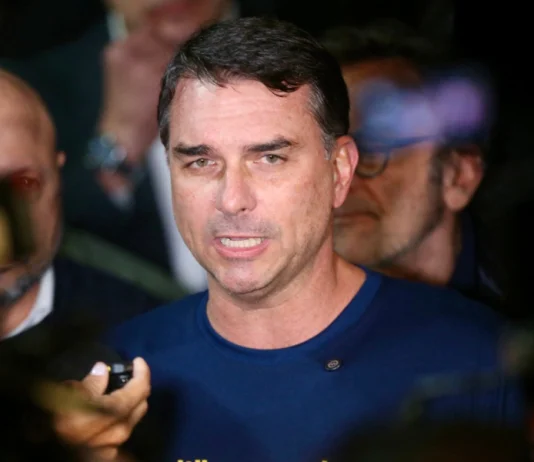 Moraes proíbe Flávio de visitar Bolsonaro por 90 dias após leitura de carta