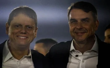 Tarcísio dobra aposta por Flávio e abre diálogo até com MDB