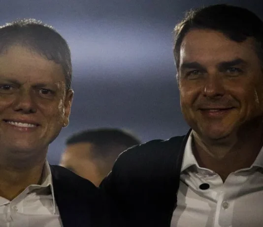 Tarcísio dobra aposta por Flávio e abre diálogo até com MDB